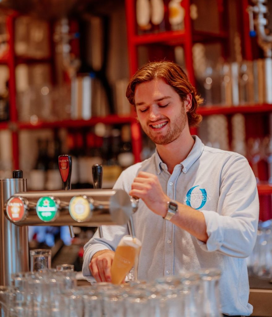 Mederwerker_biertappen Medewerker Oudaen aan het biertappen